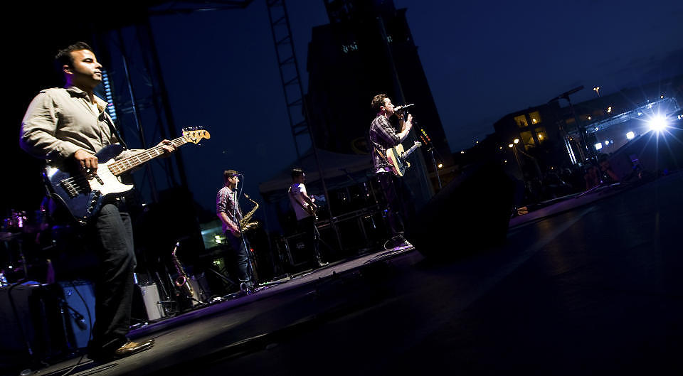 TWITTERSANG:  Det amerikanske rockebandet O.A.R. lar fansen skrive teksten til en ny l�t, via nettsamfunnet Twitter. FOTO: Chris Keane/Getty Images for Sprint/AFP