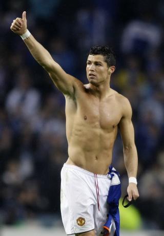 SEKS �R I UNITED: Bare legetesten og kontrakten gjenst�r f�r Ronaldo er Real-spiller. Foto: REUTERS/Miguel Vidal/Files
