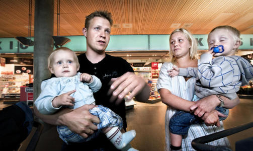 DRAMATISK FOR F�RSTEREISGUTTEN: Lille Oliver p� ti m�neder forsto heldigvis lite av dramatikken ombord p� IWD 6201 -flighten fra Las Palmas i g�r, sammen med pappa Kim Andr� Thorvaldsen, mamma Madeleine Foldvik og storebror Kasper p� to og et halvt �r.