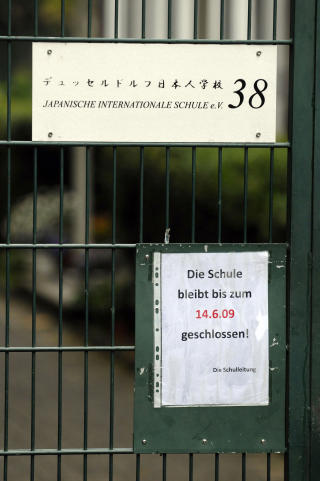 STENGT: Skolen i D�sseldorf der minst 30 elever er smittet av svineinfluensa er n� stengt.