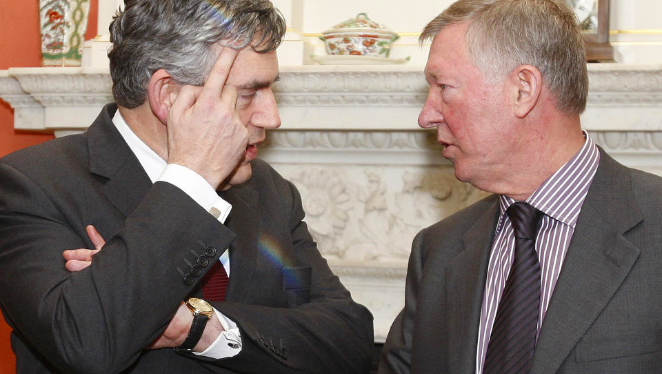 TROR UNITED BLIR BEDRE: Storbritannias statsminister Gordon Brown (t.v.) tror Alex Ferguson kommer til � komme styrket ut av salget av Cristiano Ronaldo. Foto: Kirsty Wigglesworth, Reuters/Scanpix