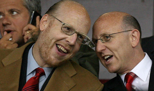 B�R NEPPE VISE SEG P� PUBEN F�R KAMP: S�nnene til Malcolm Glazer, Avi Glazer og Joel Glazer. Foto: AP Photo/Jon Super