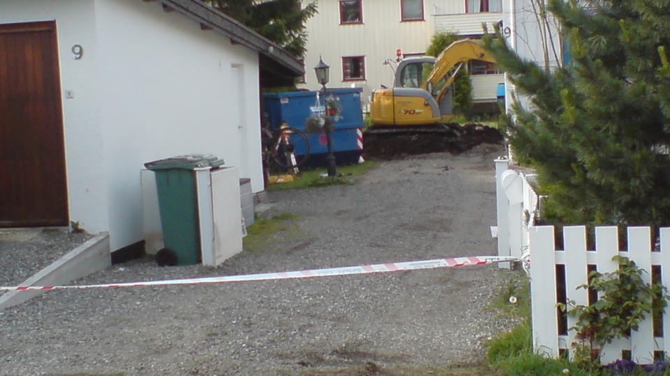  BOMBE I HAGEN:  Graving i denne villahagen i Bj�rnsons gate 9 i Lillestr�m avdekket i ettermiddag en udetonert bombe fra annen verdenskrig der gravemaskin st�r forlatt. Politiet har i kveld bedt naboene g� i dekning, og eiendommen med bomben er avsperret. MMS-foto: Kjetil R�ssel.