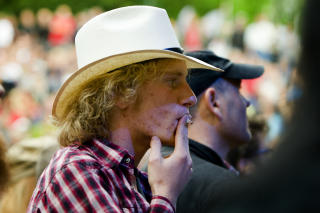 PUBLIKUM: Cowboyhatter og rullings m� til n�r Neil Young skal spille p� Norwegian Wood.
Foto: Heiko Junge / SCANPIX