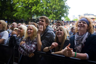 N�T OPPVARMINGSBANDET: Publikum n�t konserten til Lars Lillo Stenberg som varmet opp for Neil Young i Oslo torsdag kveld.
Foto: Heiko Junge / SCANPIX