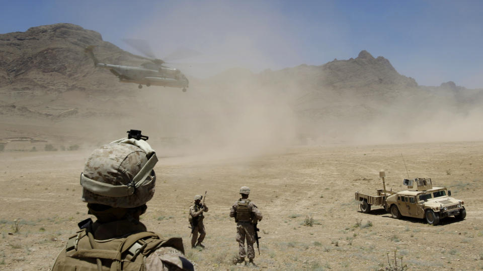 VOLDSNIV�ET H�YESTE SIDEN 2001: Flere soldater ser ikke ut til � hjelpe mot oppr�rerne i Afghanistan. Voldsniv�et er n� det h�yeste siden invasjonen i 2001.(AP Photo/David Guttenfelder)