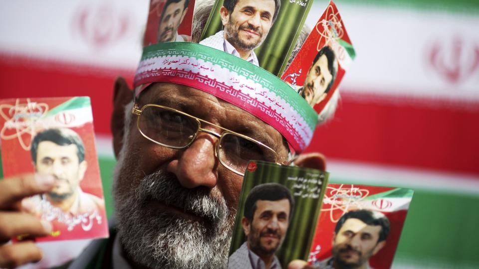 VALG I IRAN: En iraner viser klart at han st�tter den sittende presidenten Mahmoud Ahmadinejad. Fredag startet det iranske presidentvalget. Foto: REUTERS / Damir Sagolj / SCANPIX