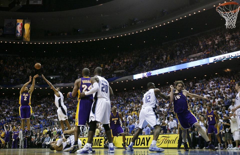 MATCHAVGJ�RENDE: Derek Fisher (nr. 2) berget b�de forlengning, og sendte Lakers i ledelsen mot slutten av ekstraperioden med to velplasserte trepoengere. Her setter han skuddet som ga Lakers-ledelse 94-91 dr�yt 30 sekunder f�r slutt.FOTO: SCANPIX/REUTERS/Jeff Haynes