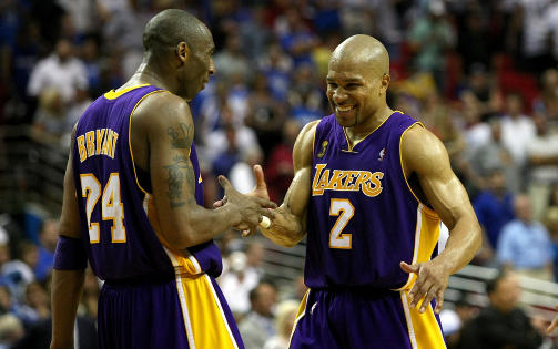 MESTERSKAPSFORM: Toppscorer Kobe Bryant og Derek Fisher konstaterer at det g�r mot NBA-tittel for Los Angeles Lakers etter at laget gikk opp til 3-1 i kamper mot Orlando Magic.FOTO: SCANPIX/Elsa/Getty Images/AFP
