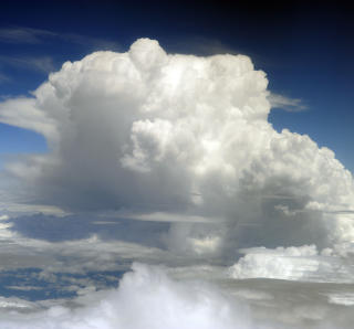 CUMULUS: Entusiaster mener Wiggins' sky m� klassifiseres som en ny undertype cumulus, eller haugsky. De foresl�r navnet altocumulus undulatus asperatus Foto: SCANPIX/AFP PHOTO/Karen BLEIER