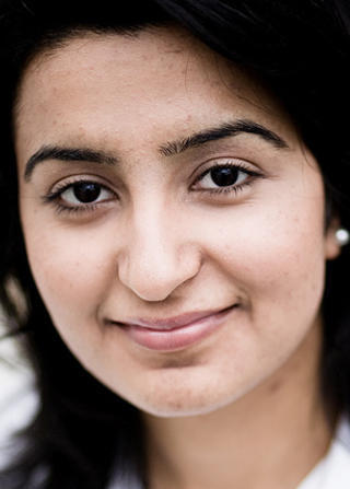 FIKK TRUSLER: Bushra Ishaq, leder i Muslimsk studentsamfunn, ble uthengt som islamist, ekstremist og fundamentalist i vinterens islamdebatt. Foto: Henrik Kreilisheim FIKK TRUSLER: Bushra Ishaq, leder i Muslimsk studentsamfunn, ble uthengt som islamist, ekstremist og fundamentalist i vinterens islamdebatt. Foto: Henrik Kreilisheim
