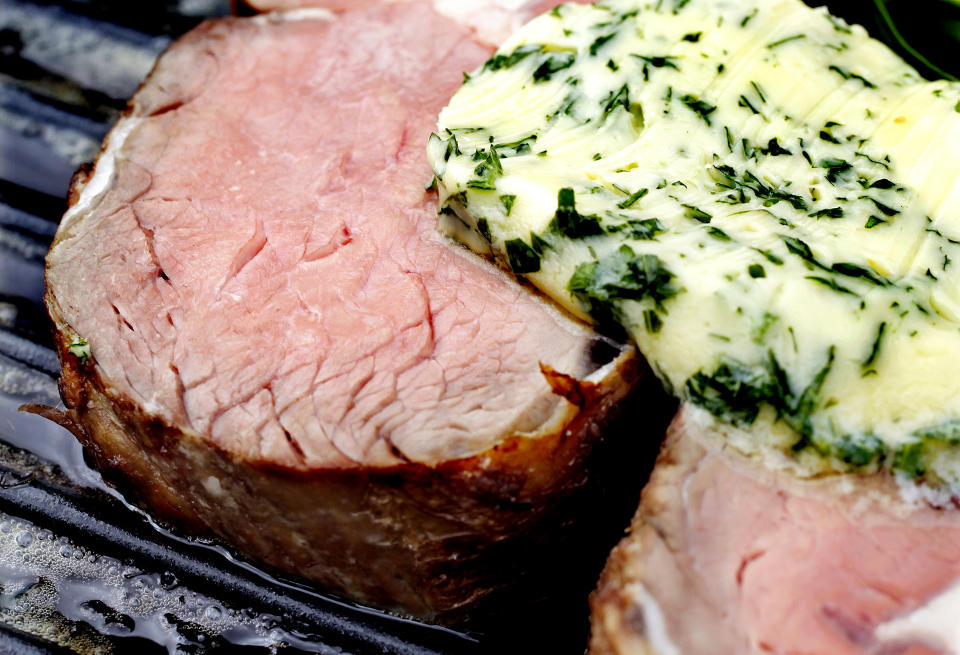 40 MINUTTER: Grillet kalvekam med urtesm�r.