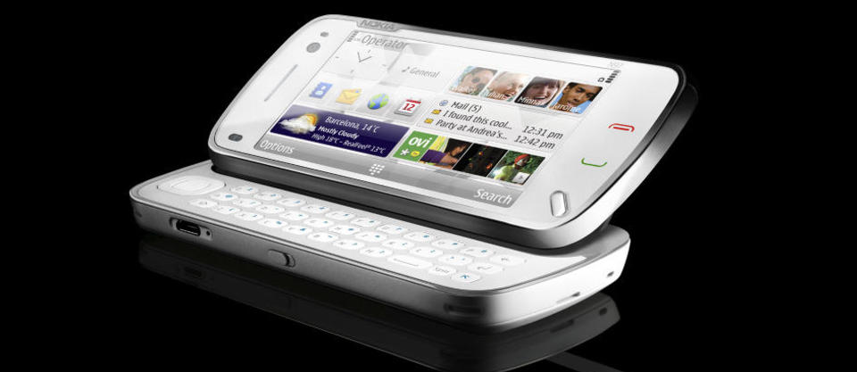 ALT P� EN POLISE: Med Nokias nye toppmodell N97 f�r du stor ber�ringsskjerm og fysisk QWERTY-tastatur i samme enhet. Foto: NOKIA