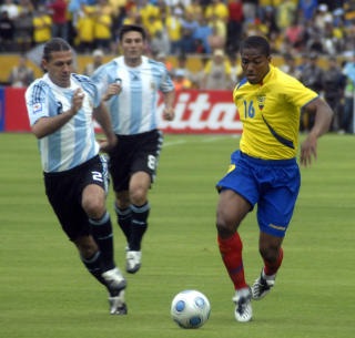 KJ�PES? Antonio Valencia (t.h) for Equador mot Argentina natt til i g�r. I Premier League har vingen imponert for Wigan. Foto: AFP/Jaime Pavon