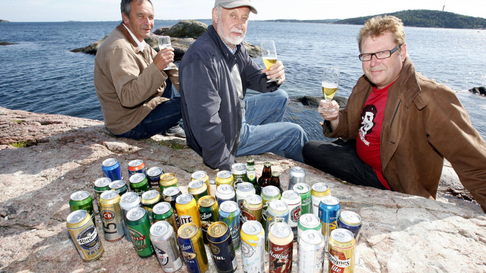 VOKSEN �L-TEST: P� Fantholmen i Bertesbukta i Kristiansand plasserte vi v�re 44 test-�l foran Anund Robstad (til venstre), Tor Peersen og Kjell Hansen. Til tross for det vakre v�ret holdt vi testen v�r innend�rs.