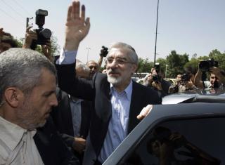 TIES: President-kandidat Mirhossein Mousavi sitter angivelig i husarrest for øyeblikket. Foto: Scanpix/REUTERS/Raheb Homavandi TIES: President-kandidat Mirhossein Mousavi sitter angivelig i husarrest for øyeblikket. Foto: Scanpix/REUTERS/Raheb Homavandi