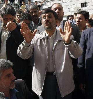 OMSTRIDT: Irans president Mahmoud Ahmadinejad er omstridt i vestlige land, blant annet fordi han har sagt han vil fjerne Israel fra kartet.  talks to his supporters as he arrives at a polling Foto: Scanpix