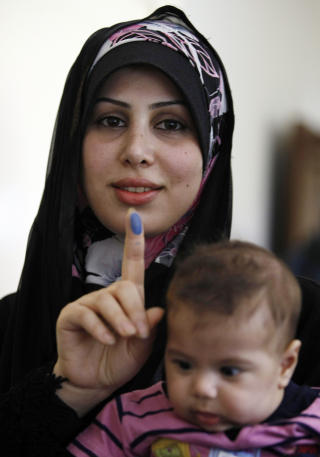 HAR STEMT: En iransk kvinne viser fram blekkstempelet som er beviset p� at hun har avlagt stemme i valget. Foto: Scanpix