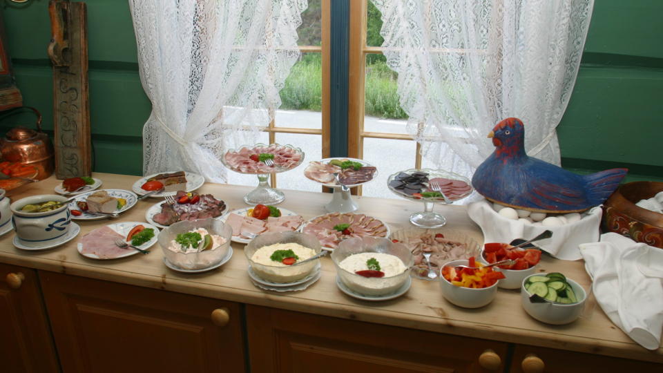 GODT NORSK:P� R�isheim i B�verdalen er frokosten solid. Foto: Odd Roar Lange