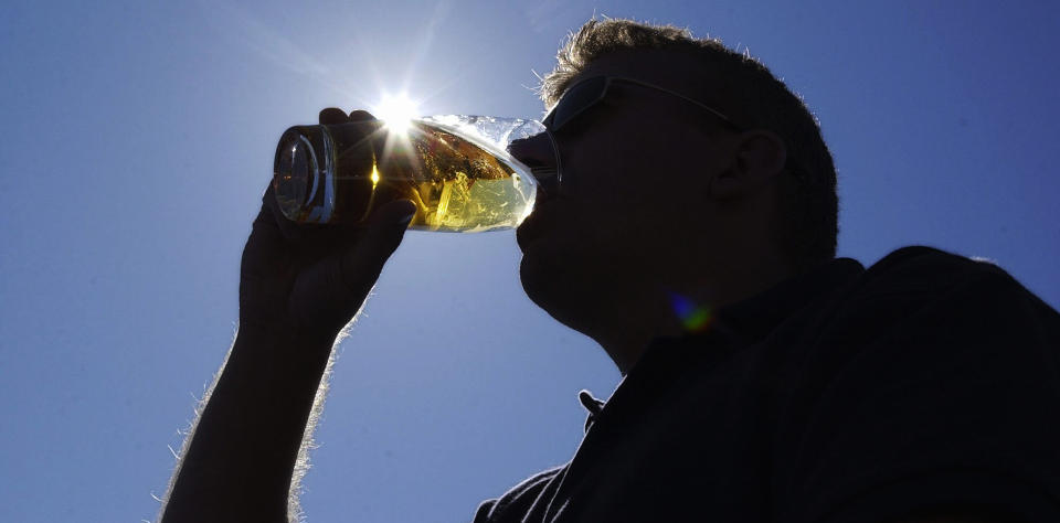 KALORIRIKT: Mange av de typiske sommerdrikkene - alkohol, iskaffe og energidrikke, er fulle av kalorier. Arkivfoto: SCANPIX