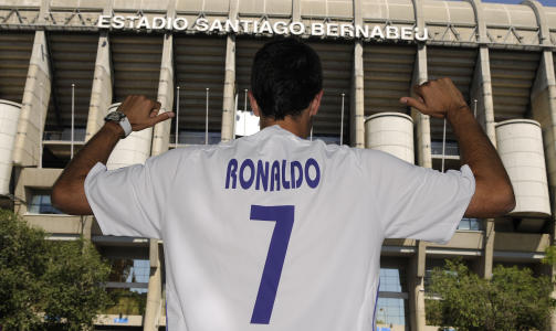 STYRKER MERKEVAREN: Selv om draktnummer sju i Real Madrid sannsynligvis sitter trygt p� Raul ogs� neste h�st, uttrykte denne Real Madrid-supporteren sin glede over signeringen av Cristiano Ronaldo foran Santiago Bernabey med portugiserens navn p� tr�ya. Signeringen av Ronaldo vil sannsynligvis styrke Reals enorme markedsverdi ytterligere. Foto: Stella Pictures