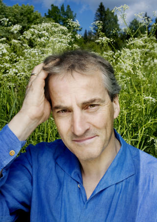 SAMMEN ER VI STERKE: - Vi blir til i m�tet med andre. Alene er vi lite. Derfor er det m�tene som interesserer meg, sier Magasinets gjesteredakt�r, Jonas Gahr St�re.