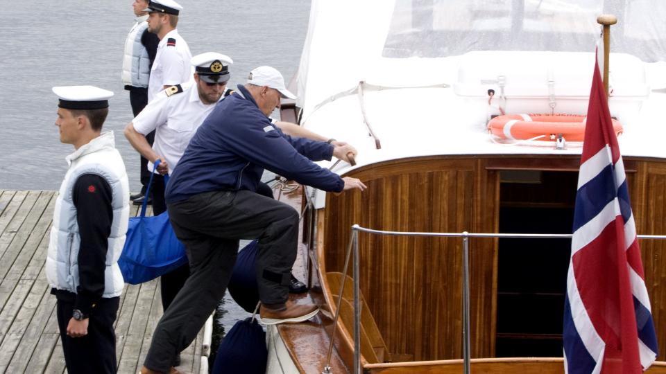 UT P� HAVET: Kong Harald kommenterte opplysningene om ulovlig overv�king mot Kongehuset da han ankom Oslo havn for delta i �rets F�rderseilas.
Foto: Bj�rn Sigurds�n / SCANPIX