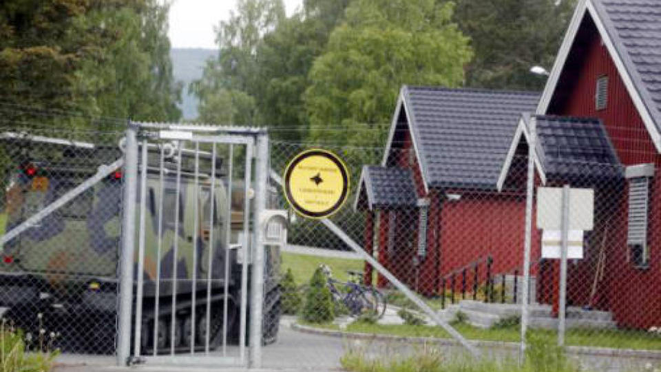 HIT, MEN IKKE LENGER: Bak lukkede porter p� J�rstadmoen utenfor Lillehammer holder Forsvarets sikkerhetstjeneste (FOST) til. N� etterforskes de av Kripos, mistenkt for ulovlig overv�kning av b�de regjering og kongehus. Foto: Hans Arne Vedlog