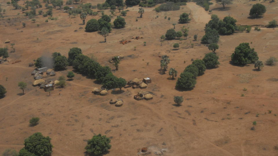 ALENE I VERDEN: Befolkningen i Nubafjellene har ingen st�tte fra myndighetene i Sudan. Verken lokale skoler, helsevesen eller veier blir bygget her. N� frykter de igjen for sikkerheten til sitt eget folk.