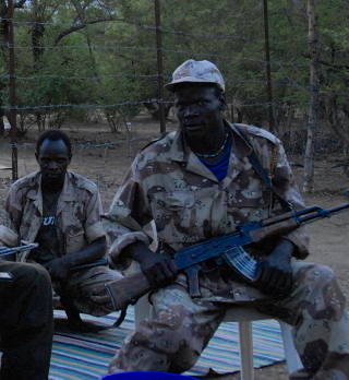 VAKTER FRA SPLA: Det er s�rsudanske soldater som passer p� det norske f�lget i Nuba.