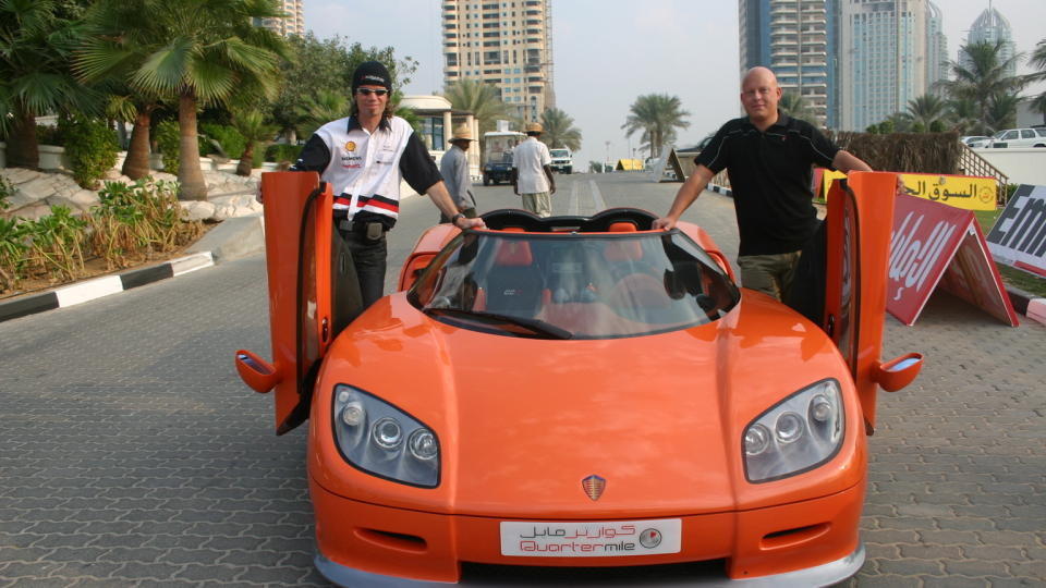  SAAB NESTE?  Fredrikstad-designeren B�rd Eker (til venstre) og bilgr�nder Christian von Koenigsegg presenterer et av de svensk-norske eggene i Dubai. Foto: LEIF STANG.