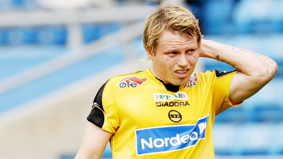 AV BANEN MOT NEDERLAND: Bj�rn Helge Riise sliter fortsatt med skaden som gjorde at han m�tte g� ut i landskampen onsdag. Foto: 
Sara Johannessen / SCANPIX