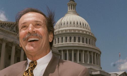 PAPPA: Sonny Bono ble republikansk kongressmann etter � ha lagt artistkarrieren p� hylla. Han d�de i 1998. (AP Photo/Joe Marquette)