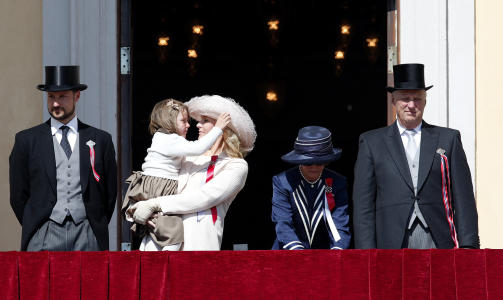 KAN HA OVERV�KET KONGEFAMILIEN:  Kronprins Haakon, prinsesse Ingrid Alexandra, kronprinsesse Mette-Marit, dronning Sonja, og Kong Harald. Foto: Knut Falch / SCANPIX