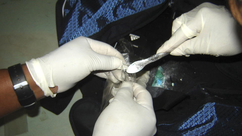 DOBBEL BUNN:  De 22,5 kiloene med kokain som ble funnet i bunnen av flere Adidas-bager de tre norske jentene hadde med seg, har en antatt gateverdi p� 40-50 millioner kroner. Politiet tror hovedmennene har rekruttert unge jenter til kokainsmugling. Foto: Boliviansk politi