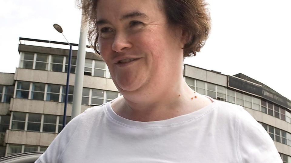 BLE KJ�RT I MERCEDES MED SJ�F�R: Susan Boyle ankom standsmessig sitt hotell i Birmingham litt tidligere i dag. Hun var opplagt og snakket med fremm�tte fans, men ingen t�r love om hun stiller p� scenen i kveld. Foto: SCANPIX/EPA/Nick Wilkinson