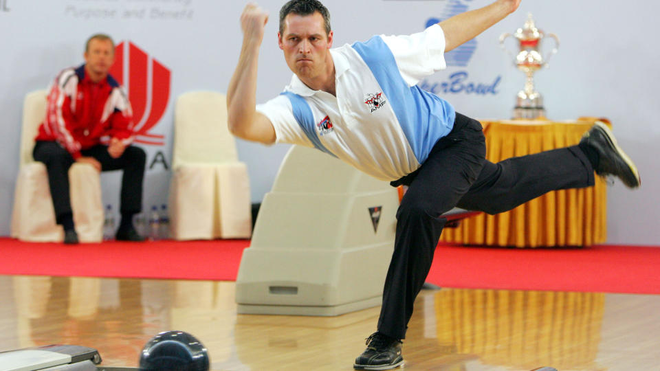 EUROPAMESTER:  Petter Hansen fra Oslo ble europamester i all event under bowling-EM i �lborg i Danmark. Her i aksjon i Singapore i 2004. 
Foto: Ed Wray, AP/Scanpix