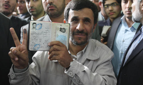 FORTSETTER SOM PRESIDENT? If�lge det statlige nyhetsbyr�et fortsetter Mahmoud Ahmadinejad som president i fire �r til. Foto: Scanpix