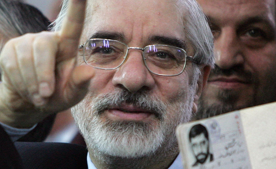 SIKKER P� SEIER:  Mir Hossein Mousavi sier han har vunnet presidentvalget i Iran. Foto: AFP PHOTO/BEHROUZ MEHRI