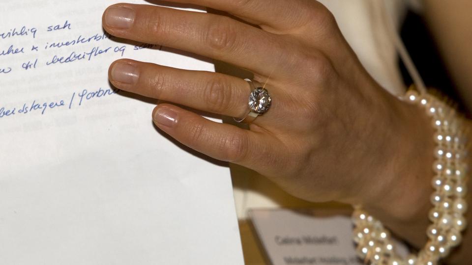 INGEN PRINSESSERING: Men en n�rmest maskulint designet ring som st�r i kontrast til Celinas feminine utseende og symboliserer hennes posisjon som t�ff forretningskvinne, mener smykkedesigner. Foto: Terje Bendiksby / SCANPIX