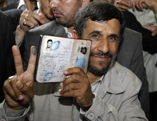 NEKTER... for fusk. President Ahmadinejad hevder hardnakket at valget foregikk uten juks av noe slag, og sammenlikner oppt�yene med en fotballkamp. Foto: REUTERS/SCANPIX