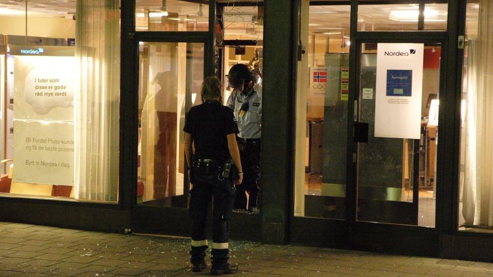 INNBRUDD: Mellom 3 og 5 maskerte menn br�t seg inn i denne bankfilialen p� T�yen natt til l�rdag. Gjerningsmennene skal if�lge politiet ikke ha f�tt med seg noe fra banken. FOTO: Truls Grande/FirstFoto