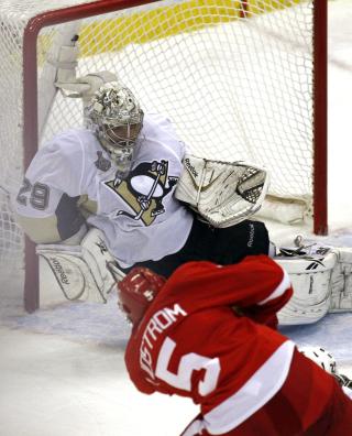 S� N�R: Red Wings-kaptein Nicklas Lidstr�m fikk en alle tiders sjanse bare sekunder f�r slutt da Penguins-m�lvakt Marc-Andr� Fleury m�tte gi en retur, men den svenske backen klarte ikke � l�fte pucken over Fleury da hjemmelaget kunne ha berget spilleforlengelse. Foto: SCANPIX/REUTERS/Mark Blinch