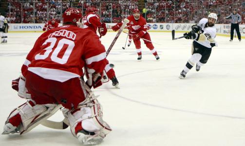 MATCHVINNER: Maxime Talbot scoret to for Penguins i midtperioden og ble matchvinner. Her klinker han pucken opp i vinkelen bak Chris Osgood til 0-2.Foto: SCANPIX/EPA/JEFF KOWALSKY CORBIS