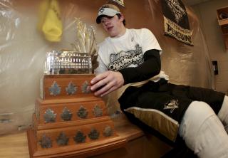 VERDIFULL RUSSER: Med sine 36 poeng var Jevgenij Malkin i s�rklasse den beste poengplukkeren i �rets NHL-sluttspill. Det var en prestasjon som ble bel�nnnet med Conn Smythe-trofeet for den mest verdifulle spilleren i sluttspillet.  Foto: SCANPIX/EPA/JEFF KOWALSKY CORBIS