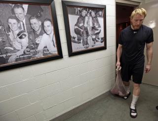 SKJEBNENS IRONI?: Slovaken Marian Hossa forlot Pittsburgh etter forrige sesong til fordel for Detroit da han mente mulighetene var st�rre for � vinne Stanley Cup med Red Wings. Hans gamle lagkamerater skulle imidlertid motbevise akkurat det.Foto: SCANPIX/AP Photo/Paul Sancya