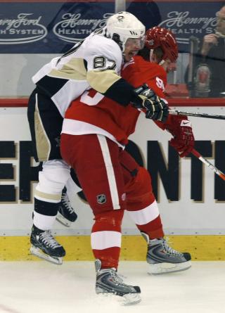 SKADET KNEET: Sidney Crosby skadet det venstre kneet i dette sammenst�tet med Johan Franz�n, og m�tte se resten av kampen snegle seg avg�rde fra benken.Foto: SCANPIX/REUTERS/Rebecca Cook