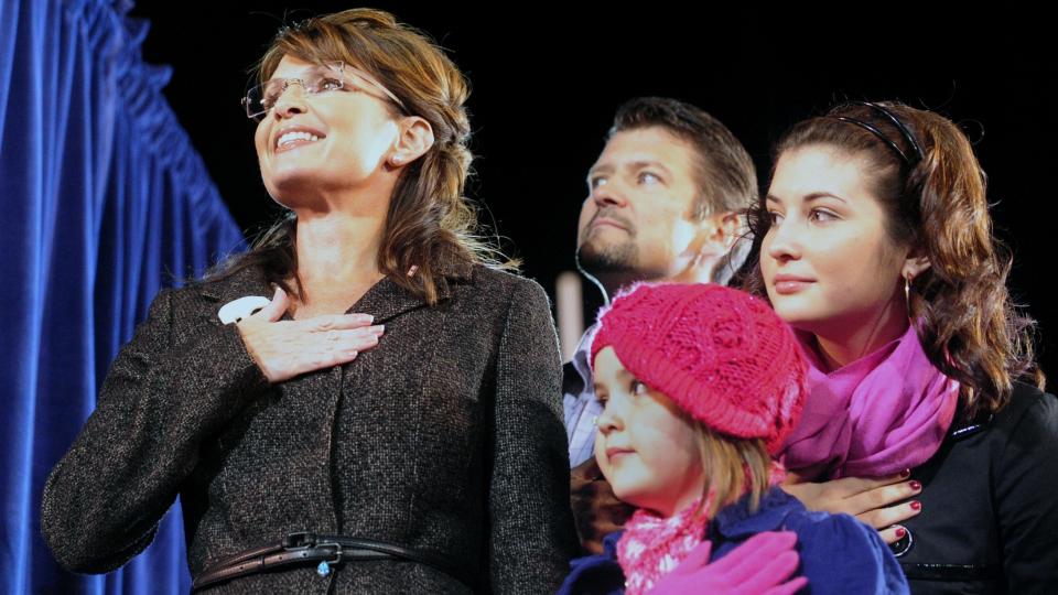 SINNA: Den tidligere republikanske visepresidentkandidaten Sarah Palin fortsetter � lange ut mot David Letterman etter mandagens fl�sete kommentar. Her med datteren Willow (ytterst til h�yre), datteren Piper og ektemannen Todd. Foto: Scanpix.