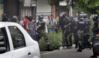 K�LLER: Politiet tok i bruk k�ller mot demonstrantene som hadde samlet seg i n�rheten av det iranske innenriksdepartementet. Foto: AP Photo/Ben Curtis/SCANPIX