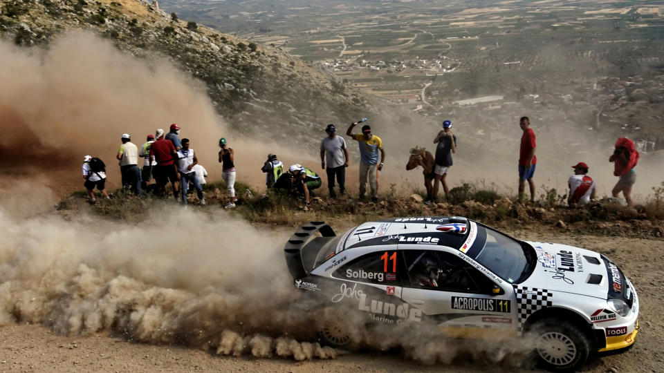VAR I TETKAMPEN: Petter Solberg kjempet med finske Mikko Hirvonen om seieren i Rally Akropolis i Hellas, men p� SS11 gikk demperen p� det venstre forhjulet gjennom panseret. Dermed er tetkampen, og kanskje hele rallyet, over for Petters del. Foto: Louisa Gouliamaki, AFP/Scanpix
